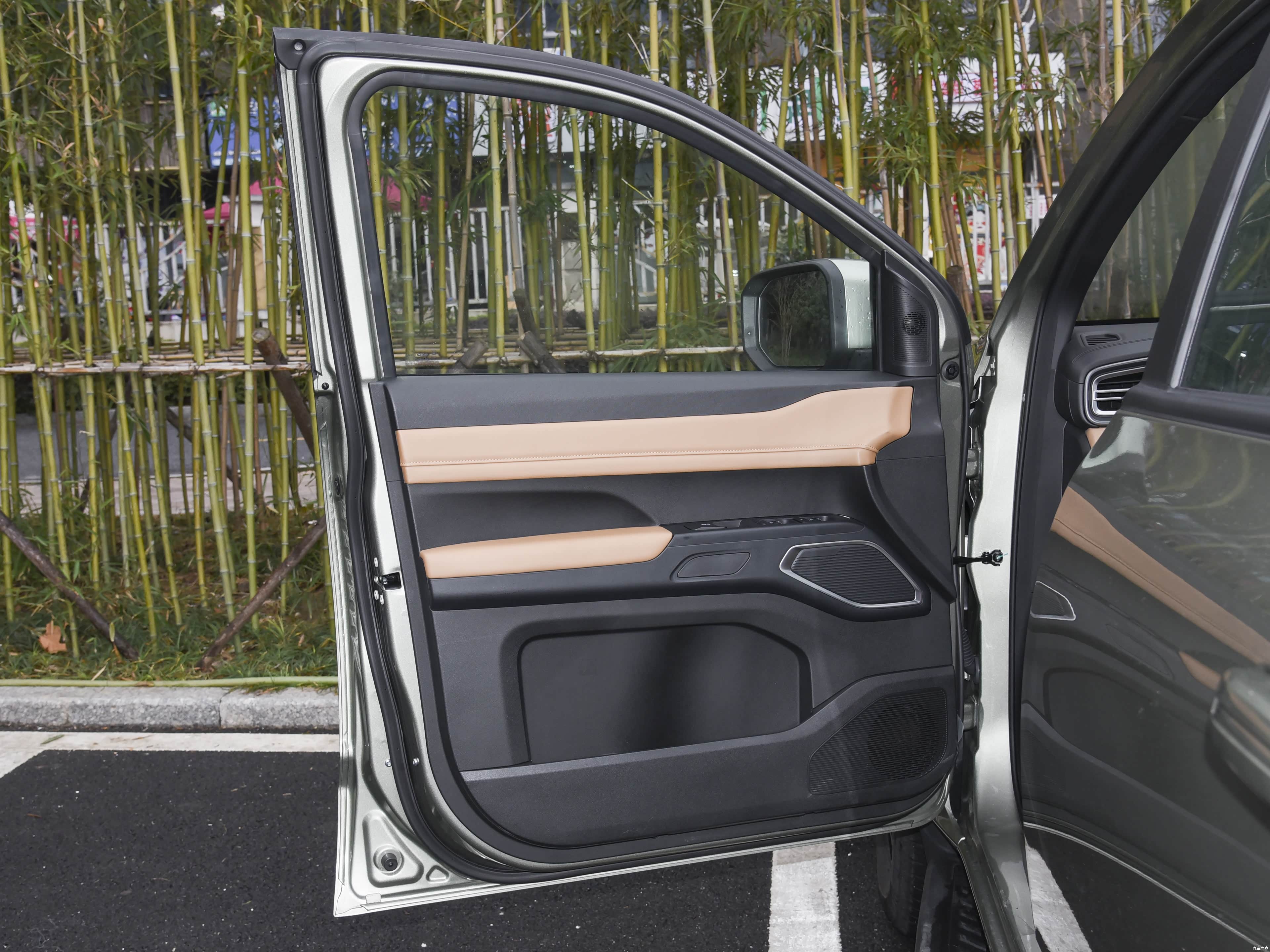Chery Wei Lin R08 ev &mdash; Interior 3