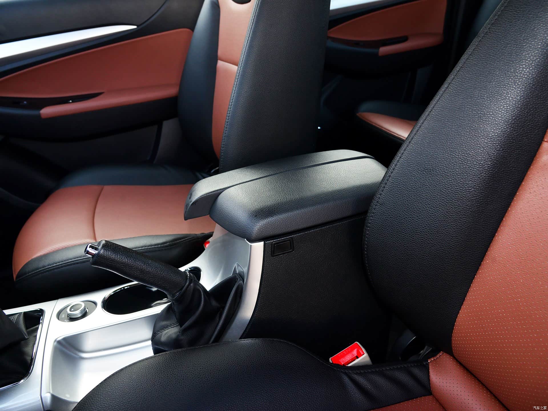 Dongfeng Yu Feng P16 &mdash; Interior 4