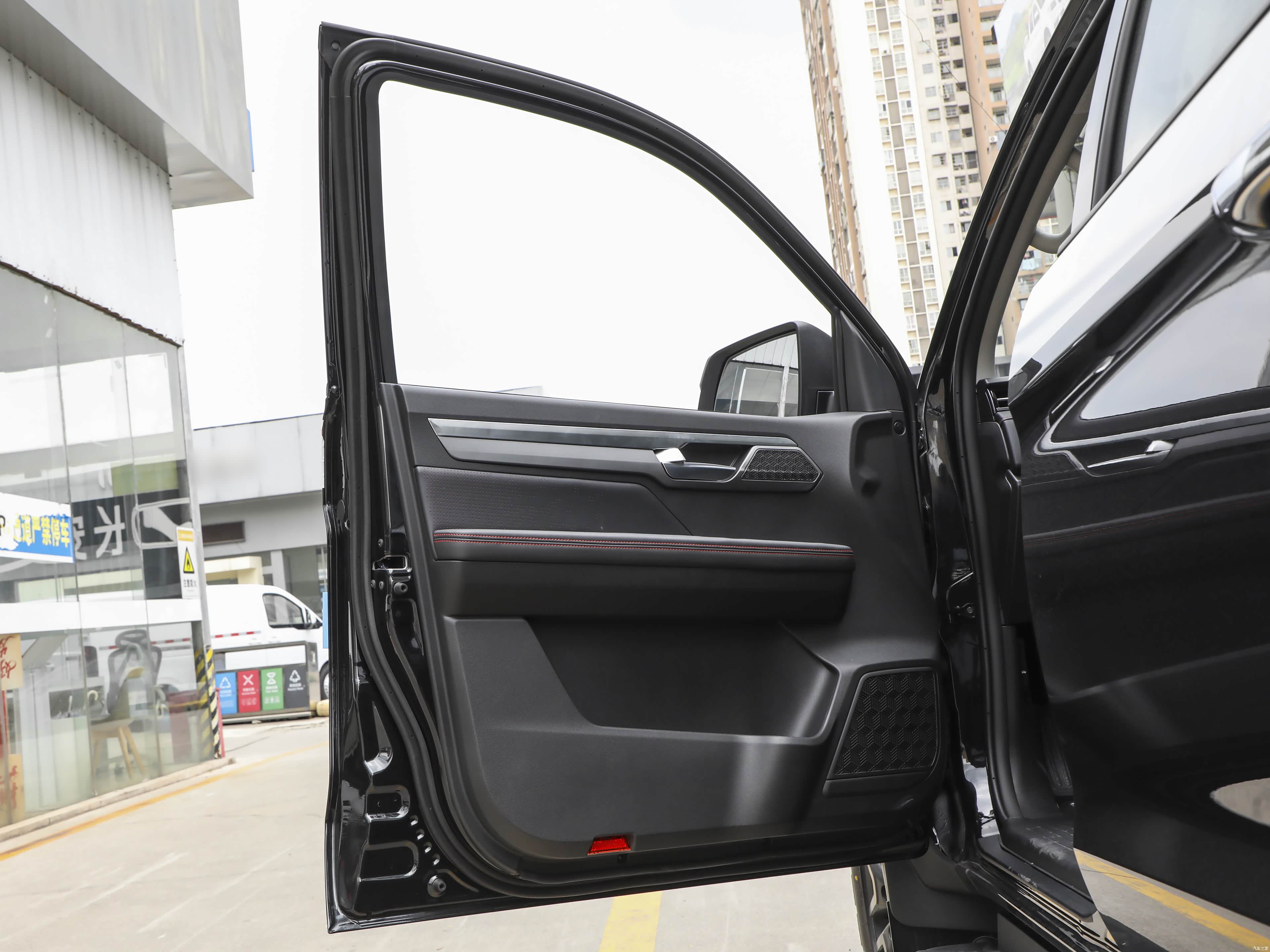 JAC Jiang Huai T8 &mdash; Interior 3
