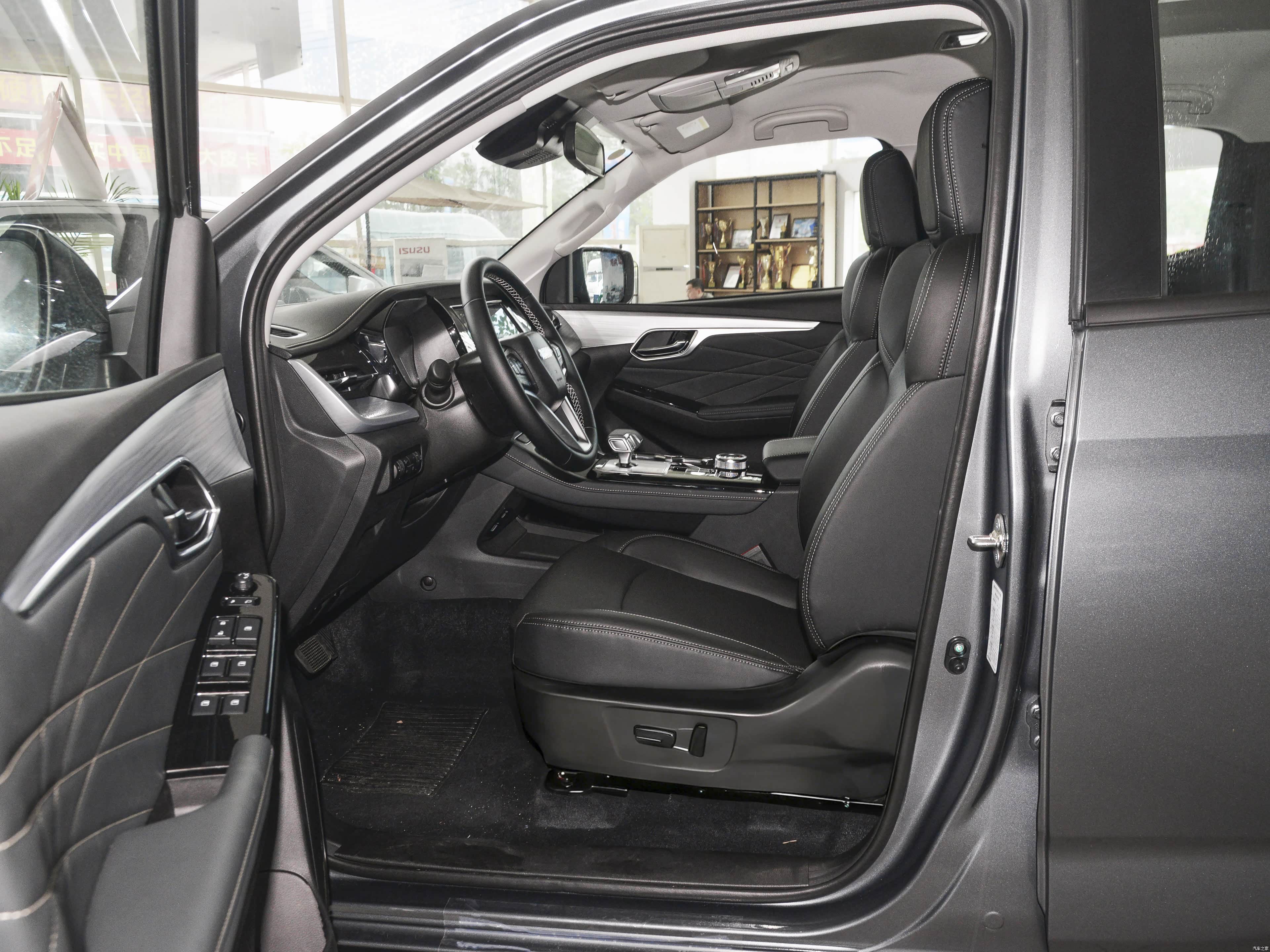 Jiangxi Isuzu D-MAX &mdash; Interior 1