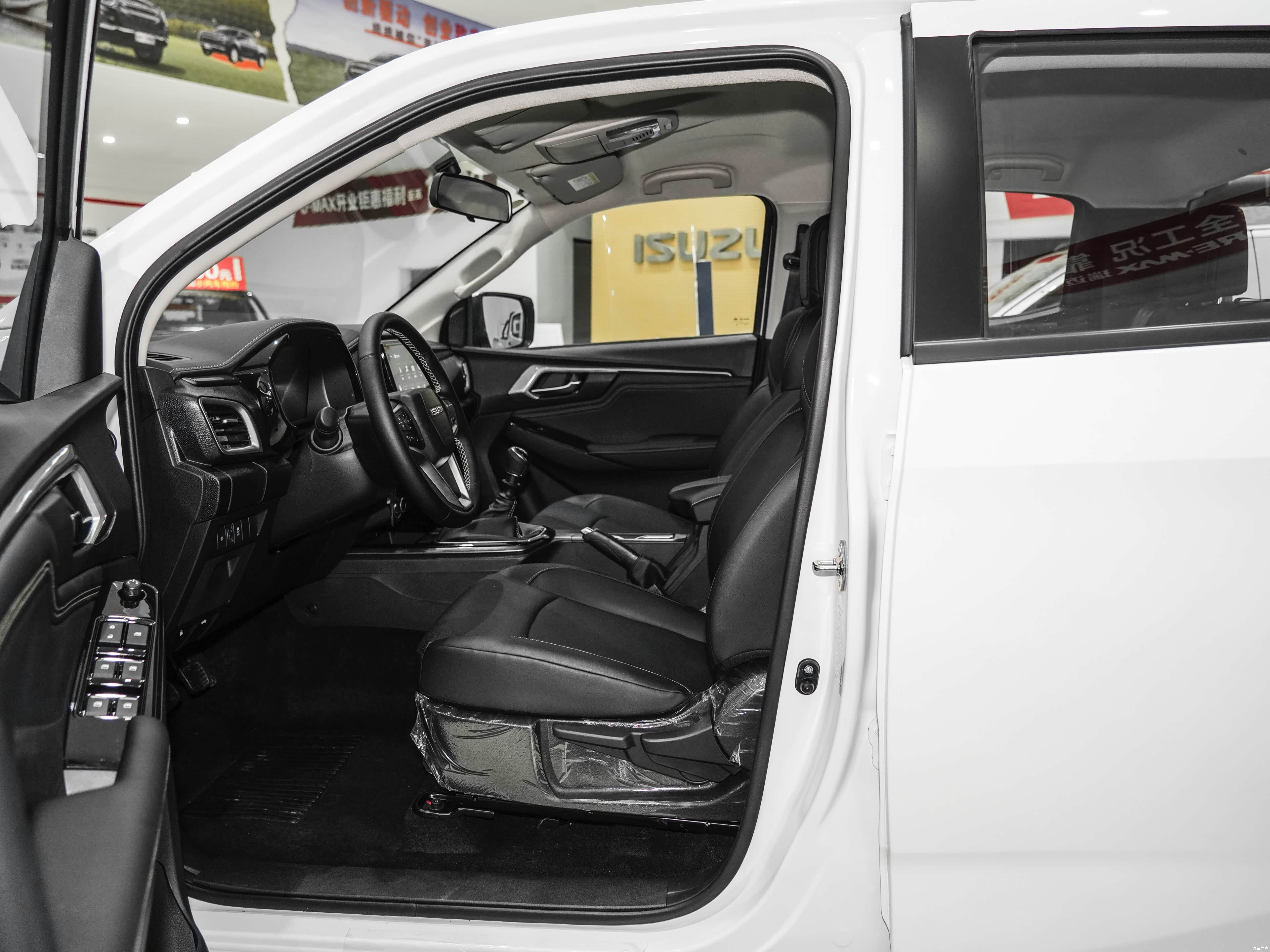 Jiangxi Isuzu Ling Tuo &mdash; Interior 1