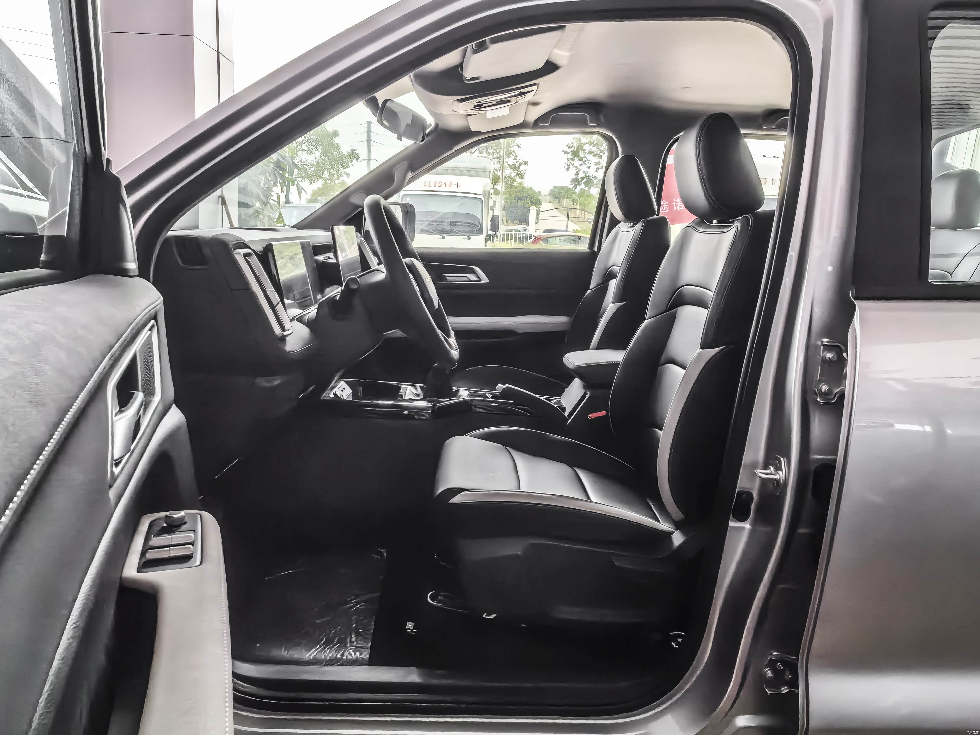 JMC Yu Hu &mdash; Interior 1