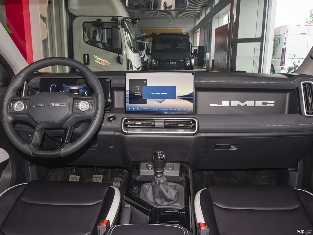 JMC Yuhu 2025 Long-Wheelbase AT 4x4 &mdash; Interior 3