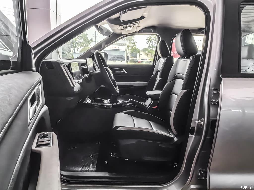 JMC Yuhu 2025 Long-Wheelbase AT 4x4 &mdash; Interior 4