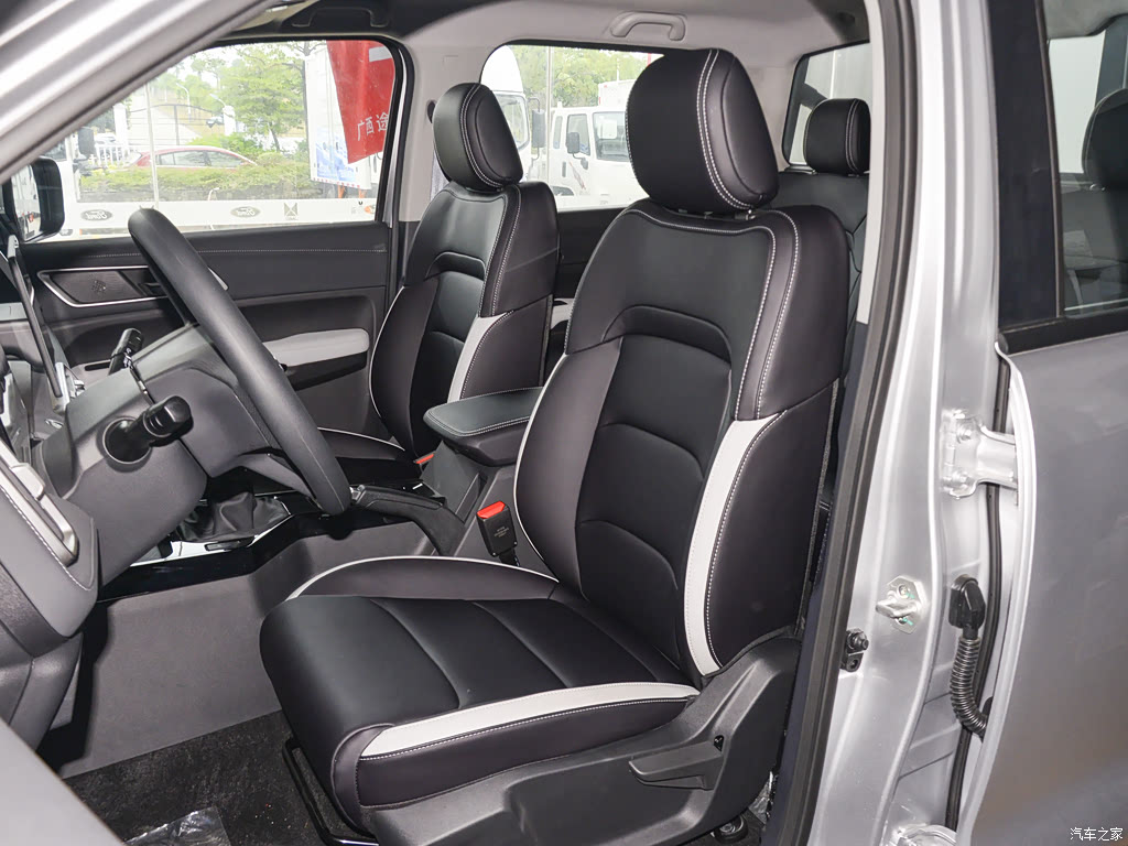 JMC Yuhu 2025 Long-Wheelbase AT 4x4 &mdash; Interior 5