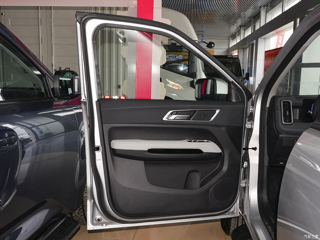 JMC Yuhu 2025 Long-Wheelbase AT 4x4 &mdash; Interior 6