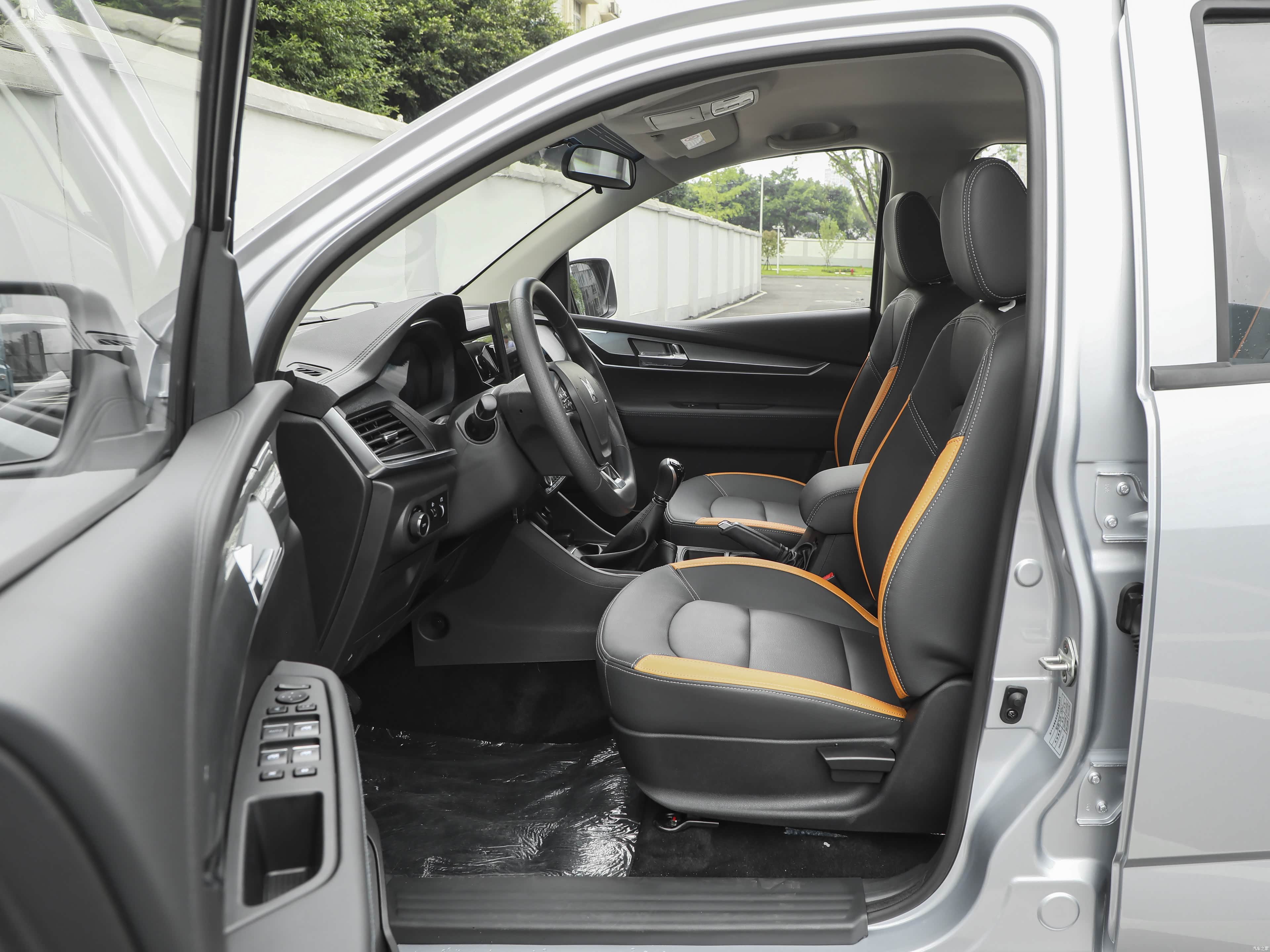 Qingling Isuzu Qing Ling T28 &mdash; Interior 1