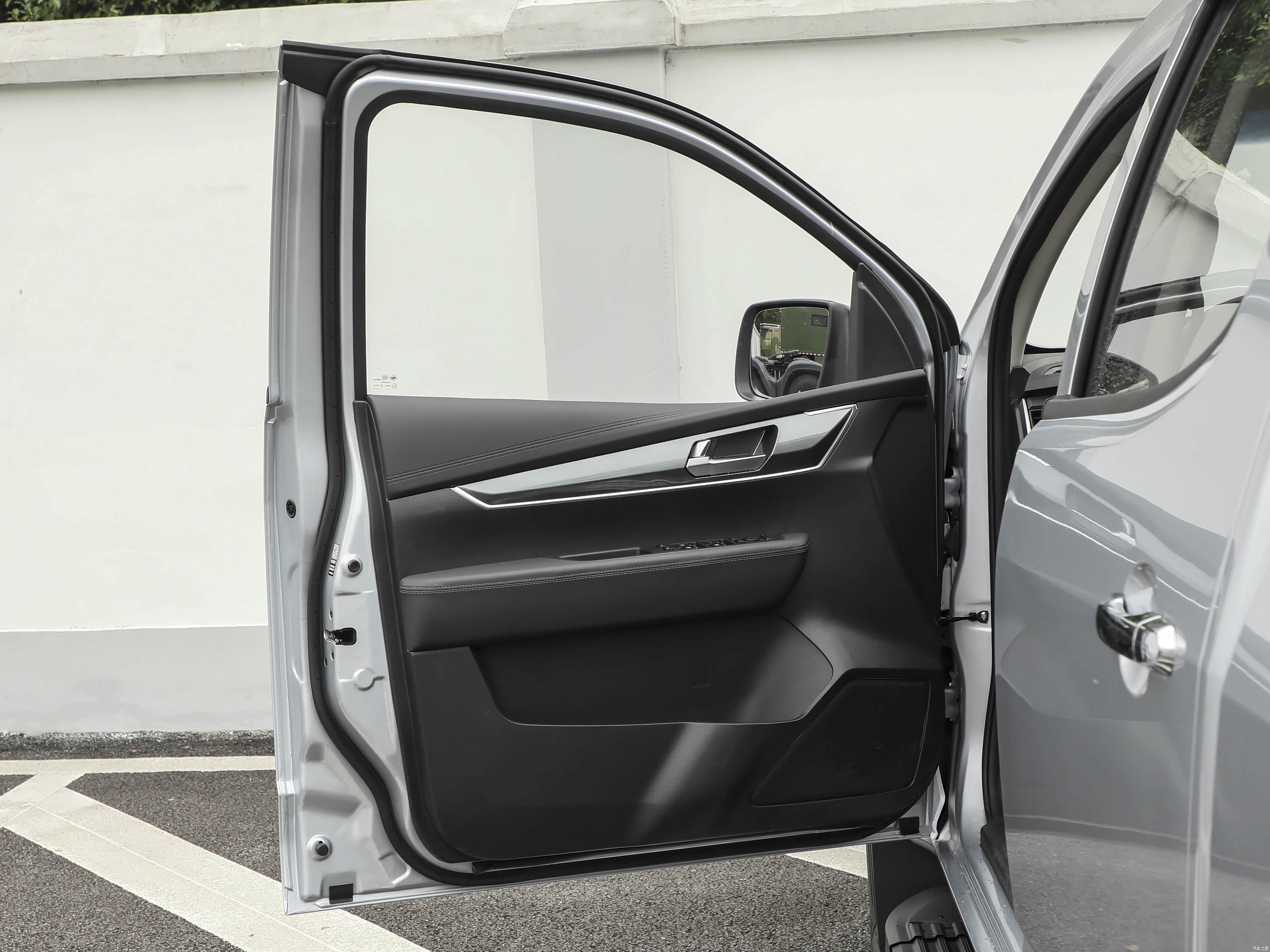 Qingling Isuzu Qing Ling T28 &mdash; Interior 3