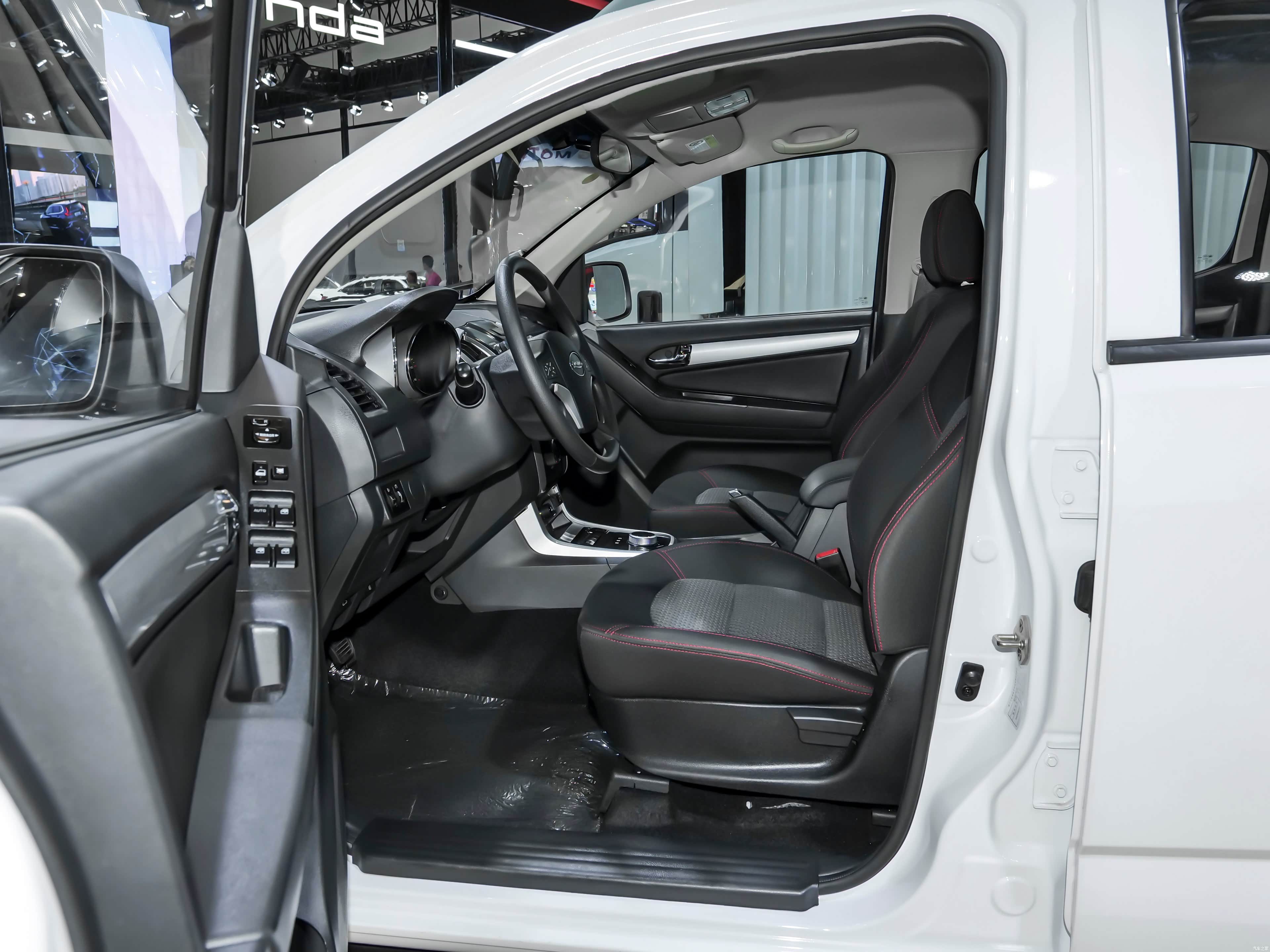 Qingling Isuzu Taga Da Ka Chun Dian &mdash; Interior 1