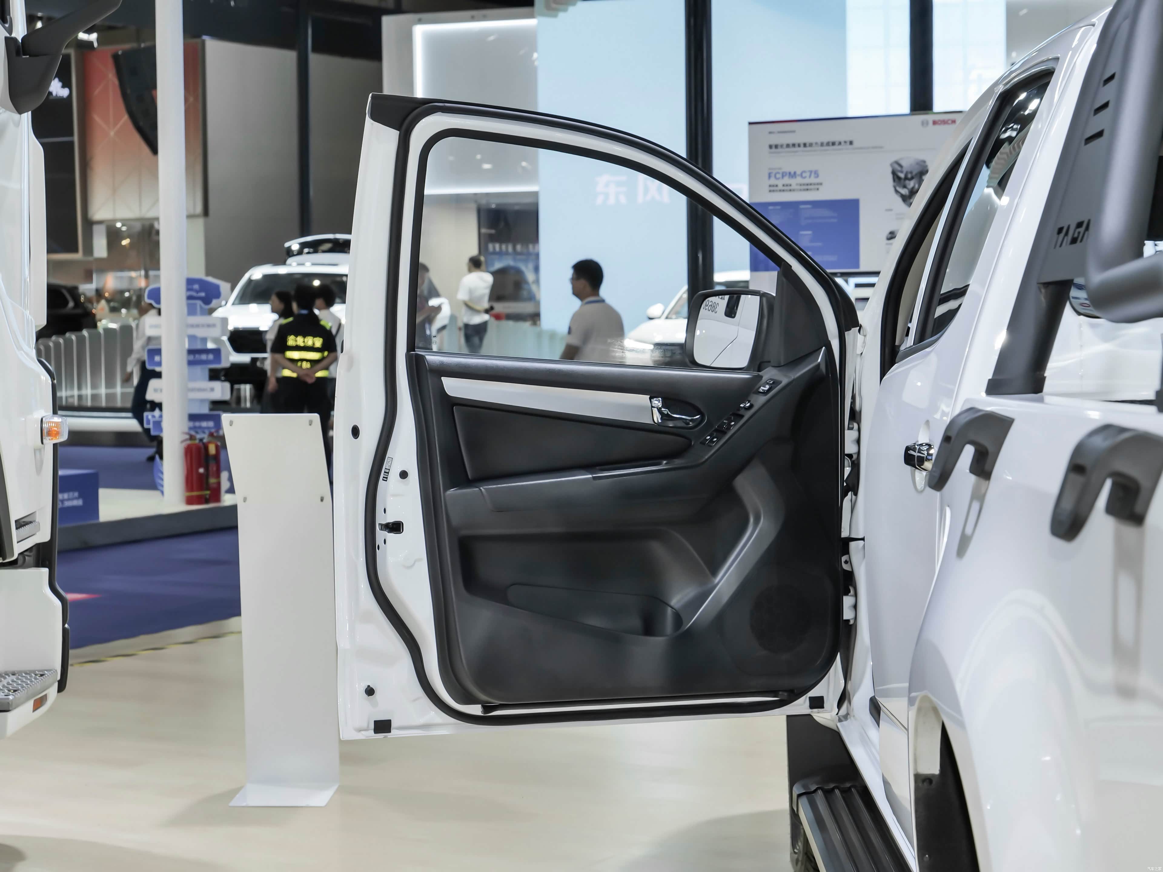 Qingling Isuzu Taga Da Ka Chun Dian &mdash; Interior 2