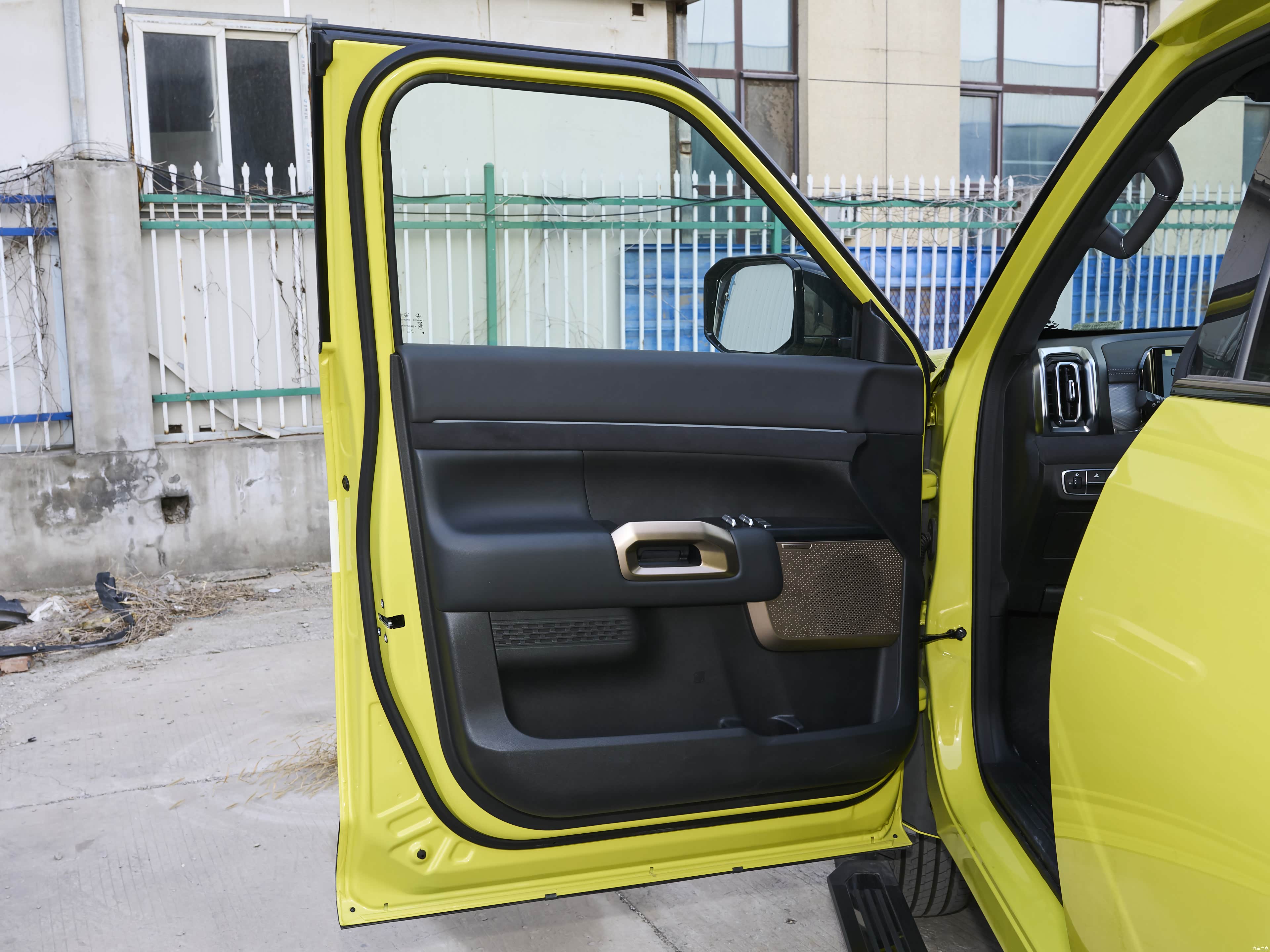 Zhengzhou Nissan Feng Tan Frontier pro phev &mdash; Interior 3