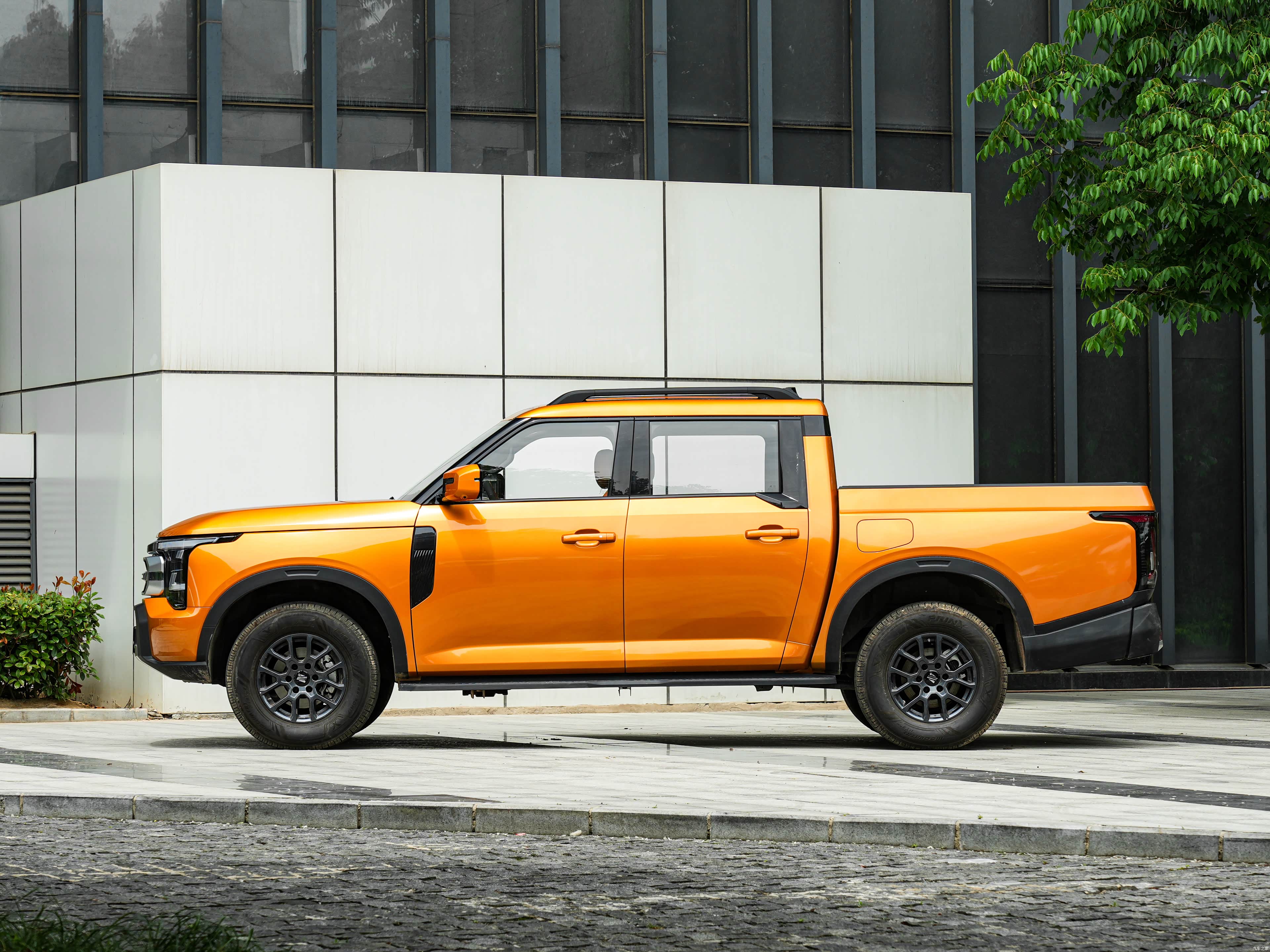 Zhengzhou Nissan Zheng Zhou Ri Chan Z9 &mdash; Exterior 4