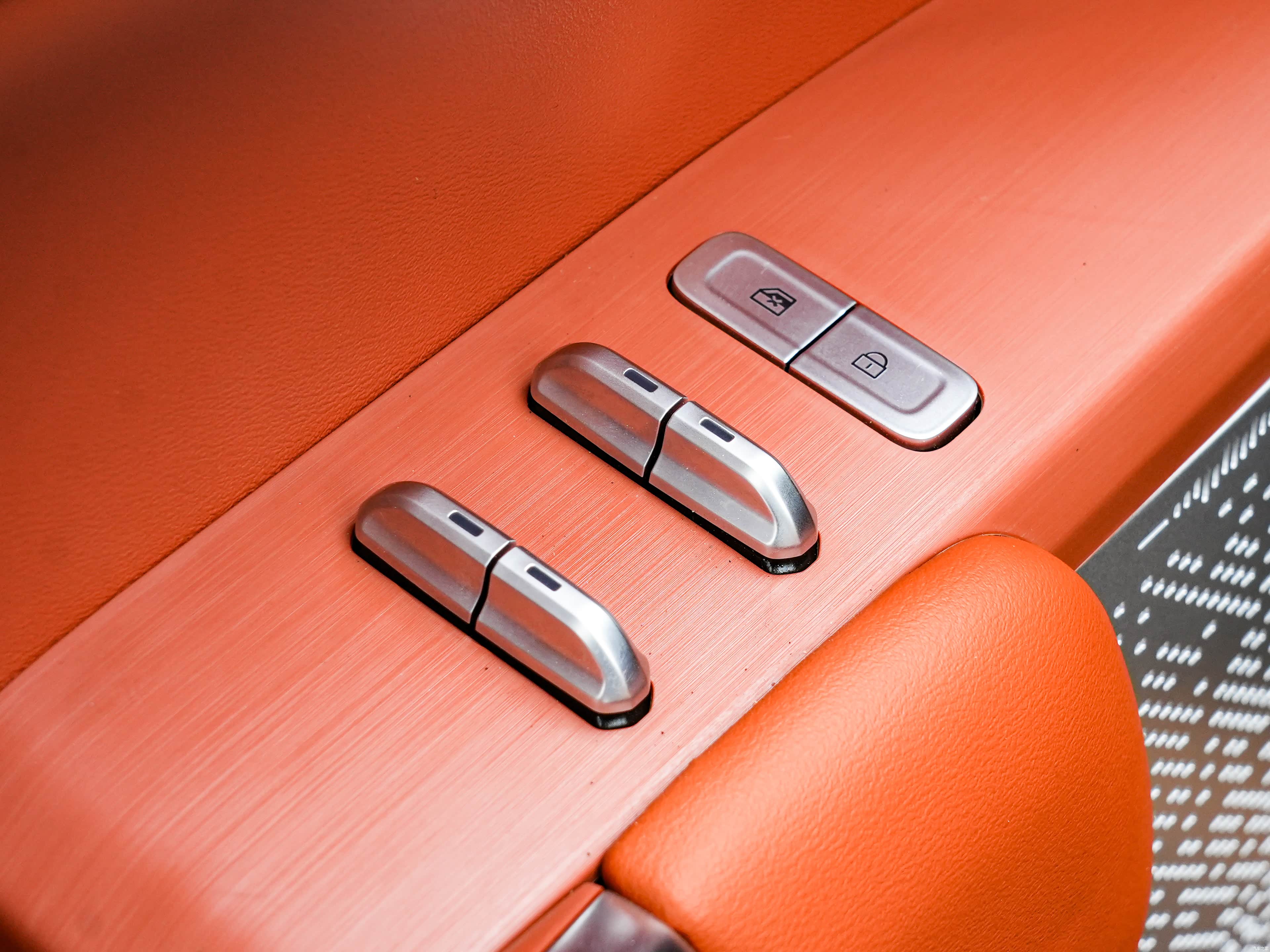 Zhengzhou Nissan Zheng Zhou Ri Chan Z9 &mdash; Interior 4